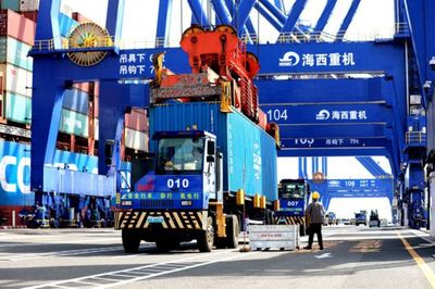 洋浦港 以綠色低碳重機吊具打造國際航運樞紐新標桿